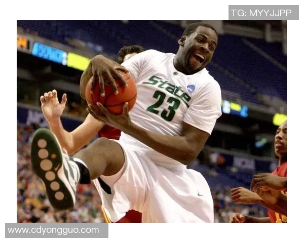 德雷蒙德格林的篮球生涯与领导力探讨：从勇士队的核心到全能战士