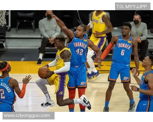 湖人对阵雷霆精彩重播回顾全场比赛亮点与精彩瞬间分析