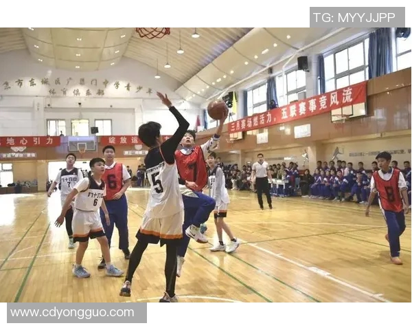 篮球明星在赛场上展现卓越技艺与团队合作精神的精彩瞬间