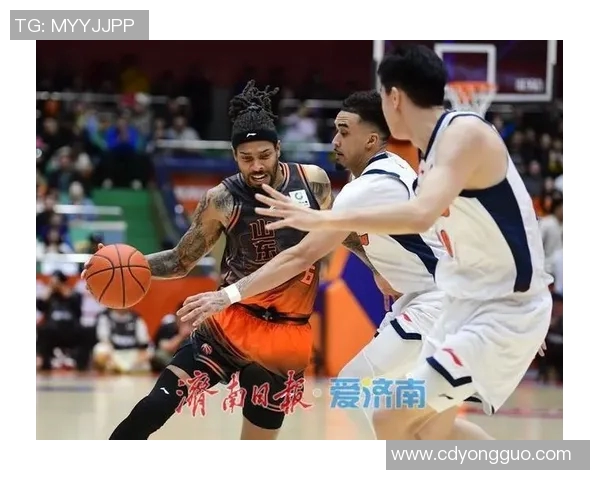 篮球明星高举胜利之旗展现团队精神与拼搏意志的辉煌瞬间